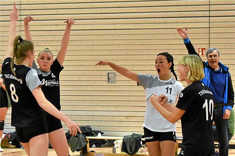 Die Backnanger Volleyballerinnen um Iva Maglica, Vanessa Maglica, Kenouz Abdelkhalek und Anne Pötzl sowie Trainer Hans-Peter Richter (von links) haben derzeit allen Grund zum Jubeln. Foto: T. Sellmaier