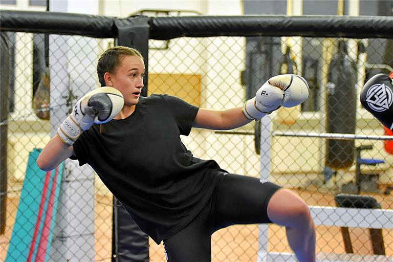 Die Backnangerin Lea Skworzow hat im Käfig und im Ring ihre Gegner fest im Blick. Foto: Tobias Sellmaier