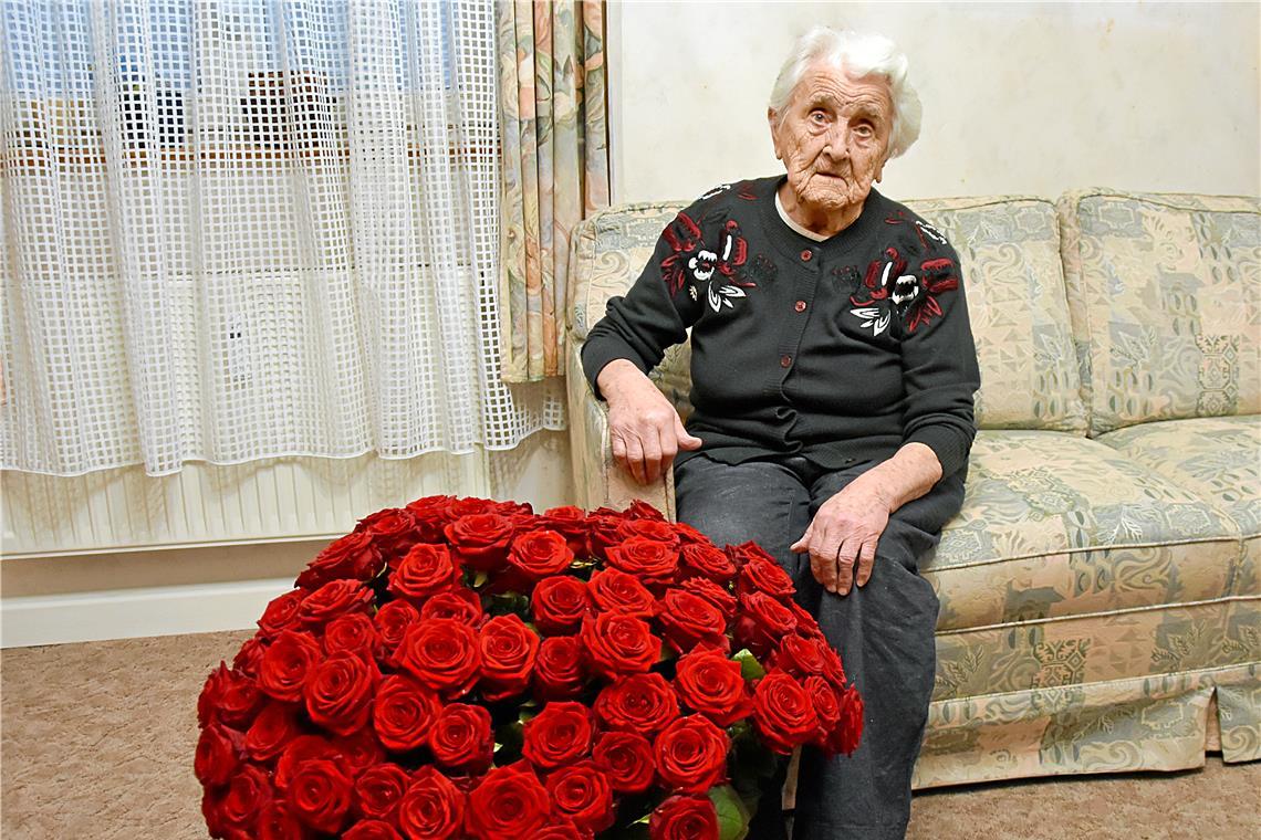 Die Backnangerin Pauline Fritz bekam von ihrer Familie zu ihrem Geburtstag für jedes Lebensjahr eine rote Rose geschenkt. Foto: Tobias Sellmaier