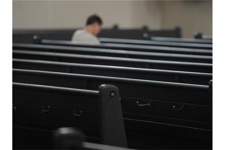 Die Bänke der Stiftskirche in Stuttgart sind außerhalb der Gottesdienstzeit fast leer. Foto: picture alliance / dpa / Archiv