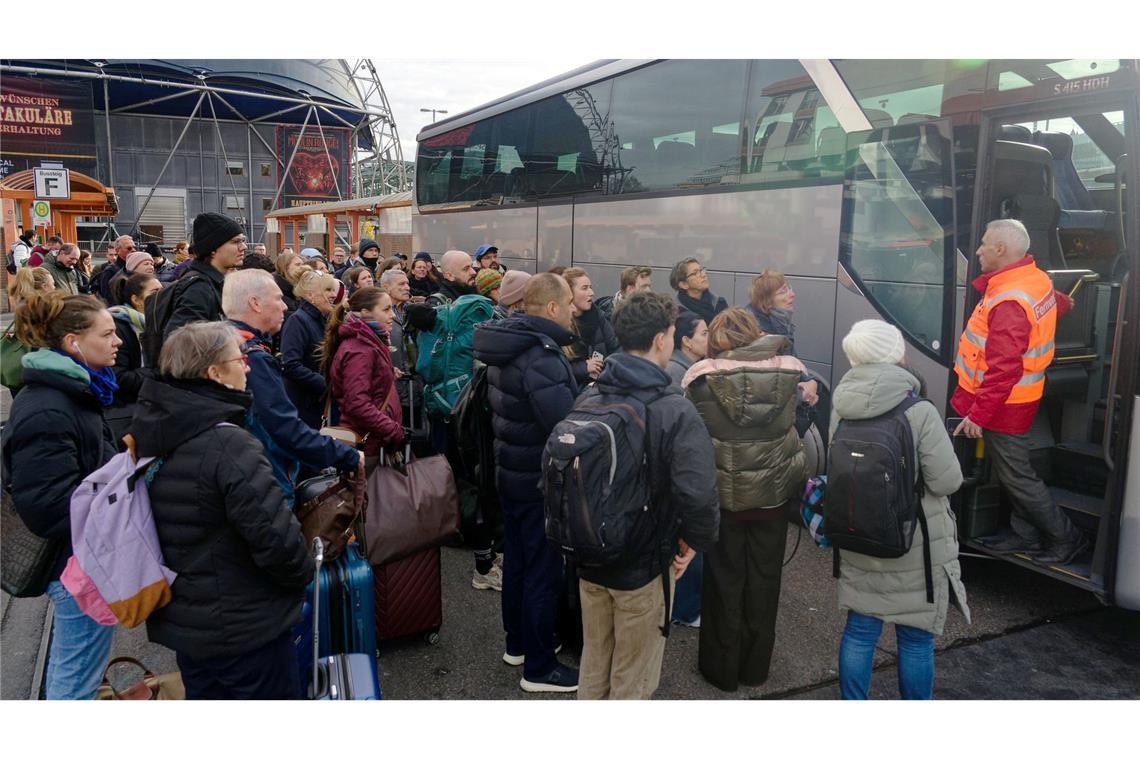 Die Bahn bot Busse als Ersatz für die ausgefallenen Züge an. Es bildeten sich lange Schlangen.