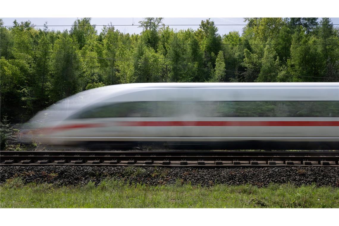 Die Bahn will 2025 nach eigenen Angaben keine Strecken aus dem Fernverkehrsangebot streichen.