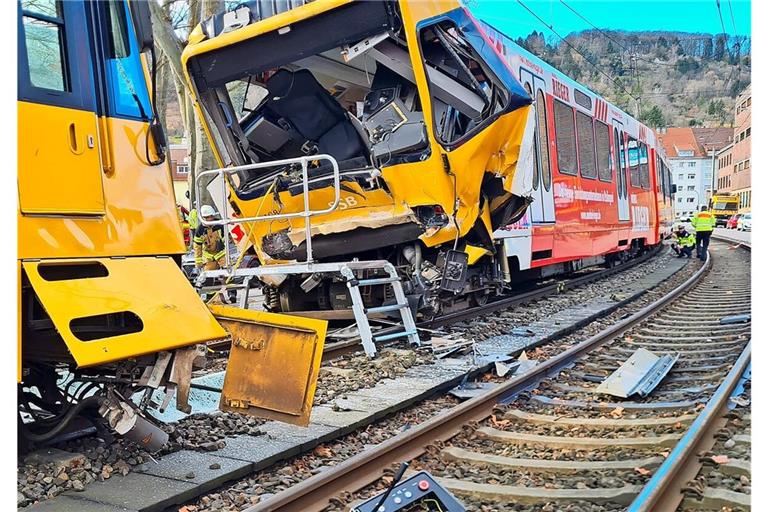 Die Bahnen boten nach dem Auffahrunfall in Wangen ein dramatisches Bild. Auffahrunfall in Wangen. Die Stadtbahnen können wohl repariert werden.