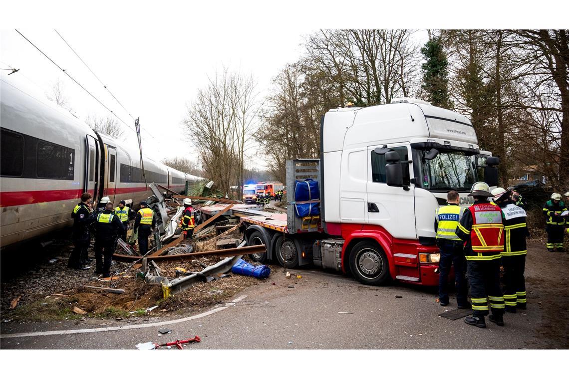 Die Bahnschienen auf der Ladefläche des Sattelzugs wurden weit verstreut