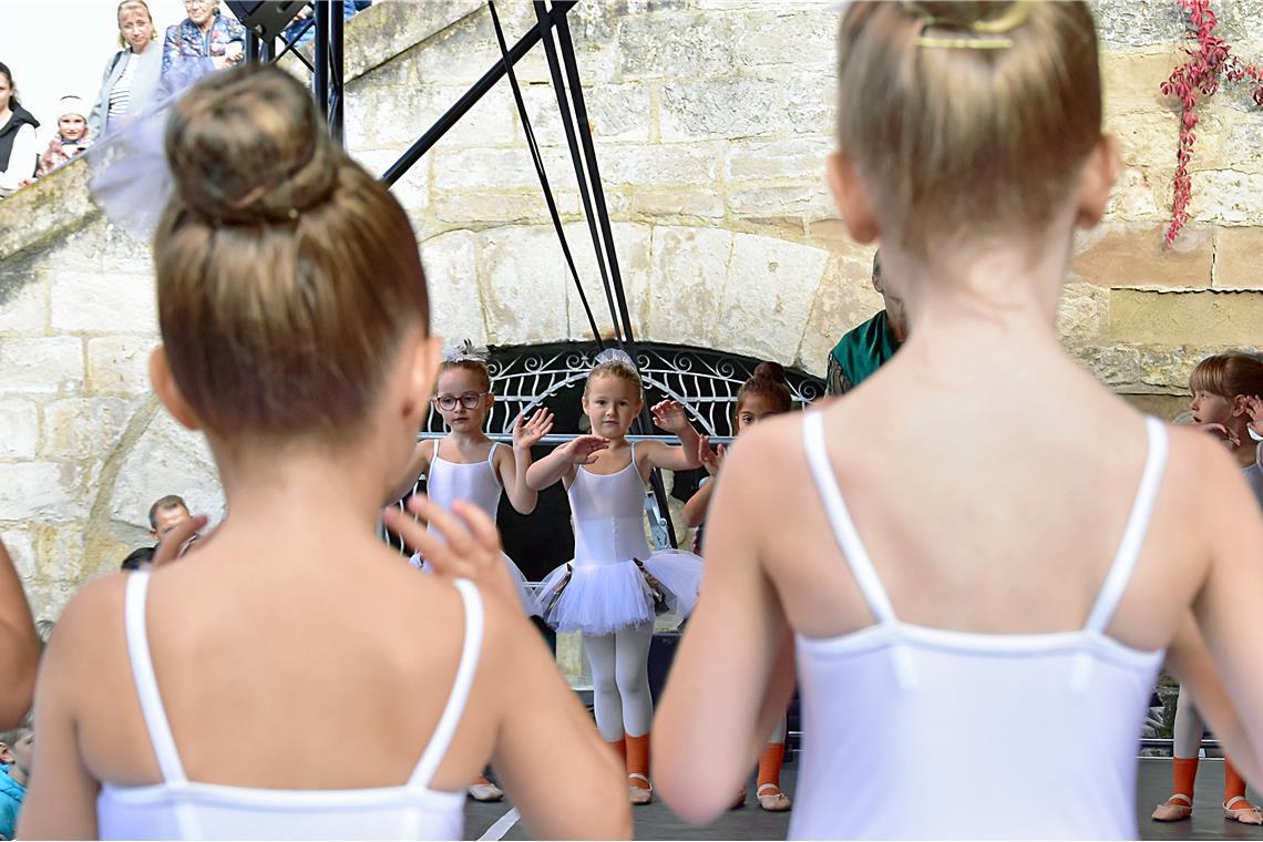 Die Ballettschule mit den Gänsekindern auf der Showbühne. Backnanger Gänsemarkt ...