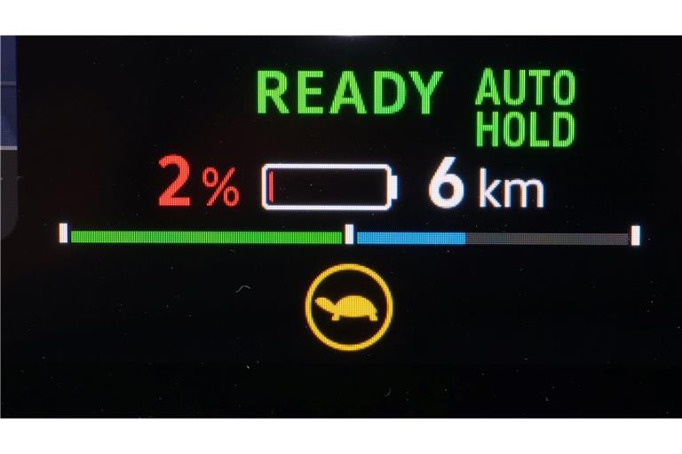 Die Batteriestandsanzeige eines Elektroautos. Nach dem plötzlichen Aus der E-Auto-Kaufzuschüsse Ende 2023 hat sich das Umstiegstempo  auf Elektroautos laut HUK Coburg halbiert.