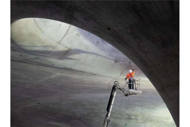 Die Bauarbeiten an der Bahnhofshalle für das Projekt Stuttgart 21 schreiten voran. Foto: Bernd Weißbrod/dpa/Archivbild