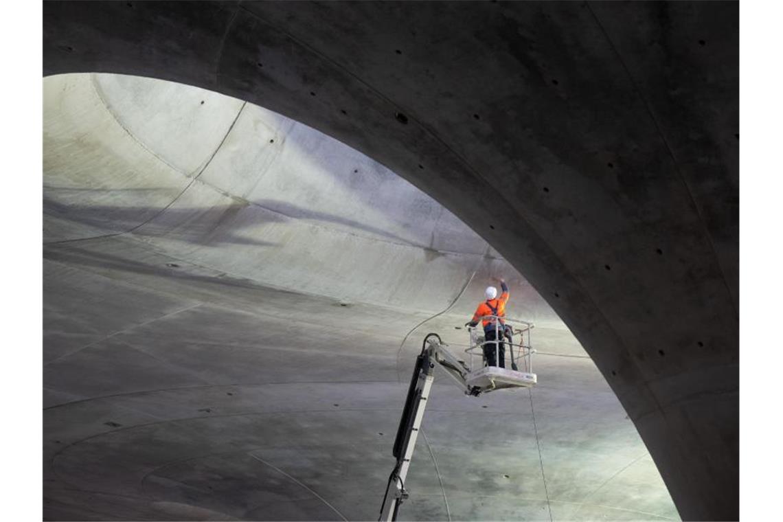 Die Bauarbeiten an der Bahnhofshalle mit den Kelchstützen schreiten voran. Foto: Bernd Weißbrod/dpa/Archivbild