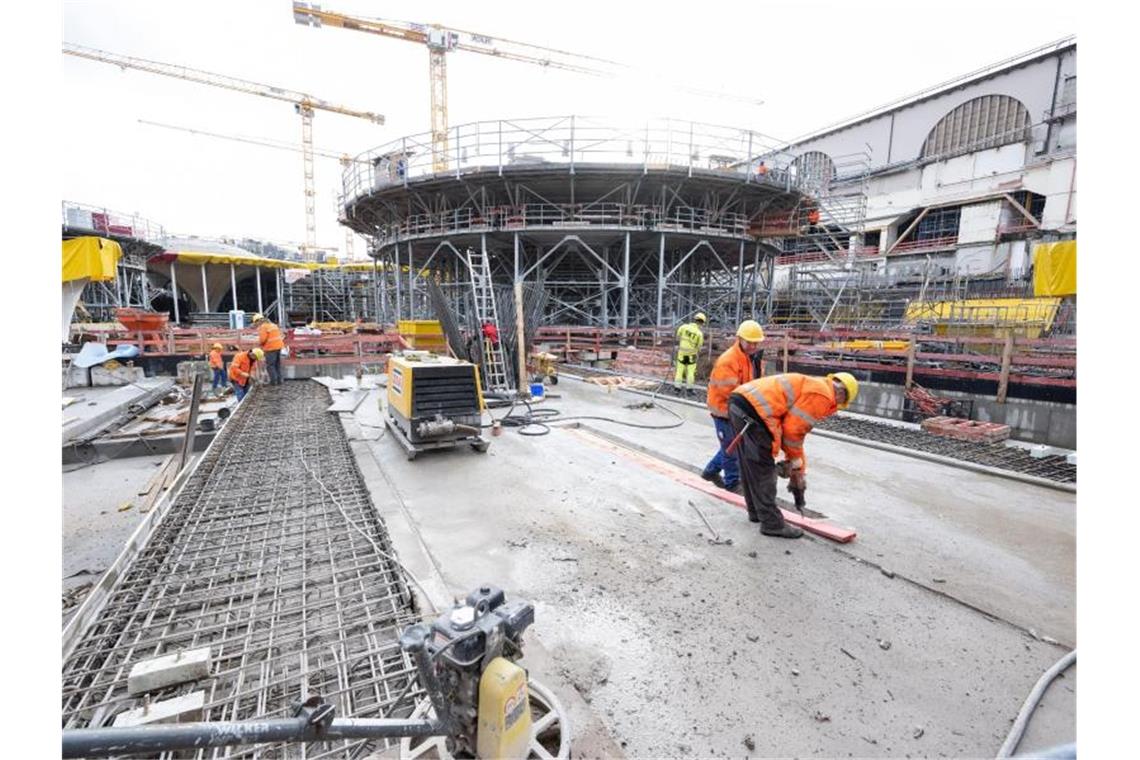 Die Bauarbeiten an der Bahnhofshalle schreiten voran. Foto: Bernd Weißbrod/dpa