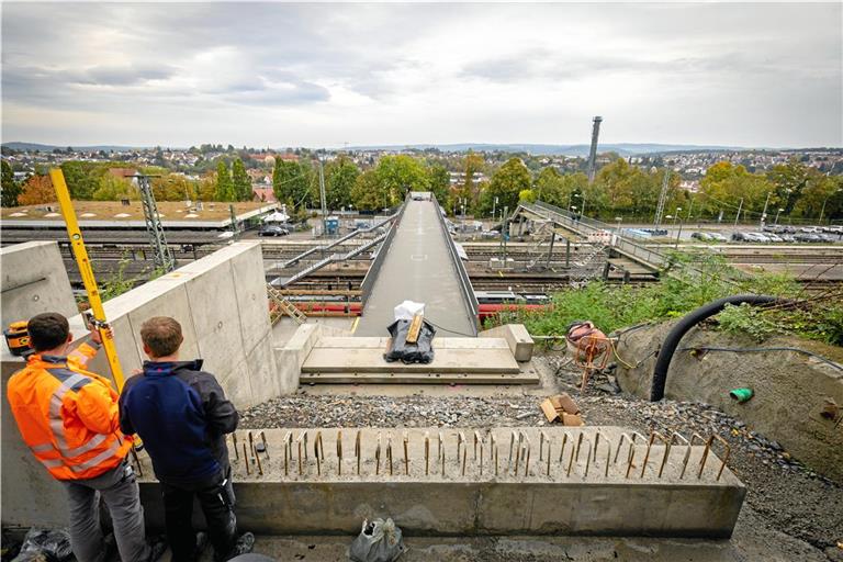 Die Bauarbeiten an der neuen Stadtbrücke gehen in die Endphase. Ab Anfang November wird sie für Fußgänger freigegeben. Dann kann der alte Steg (rechts) abgerissen werden. Fotos: Alexander Becher