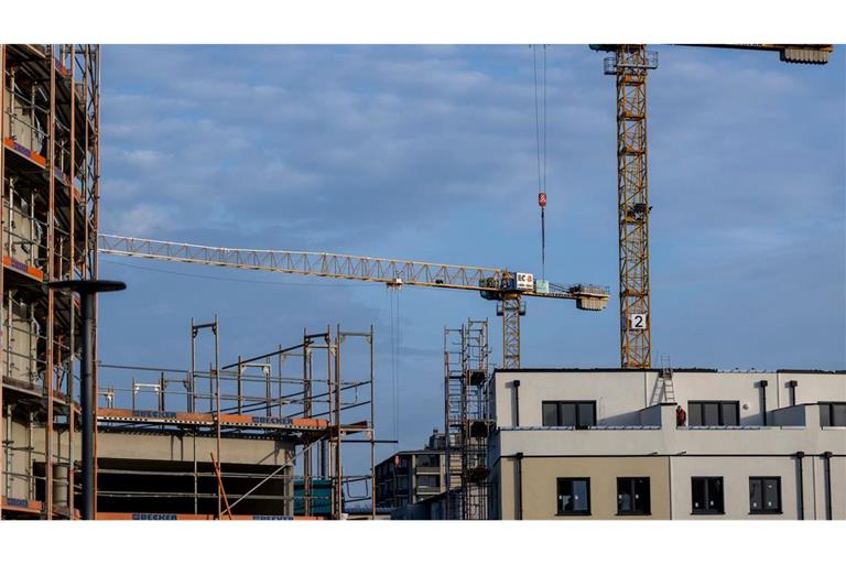 Die Baugenehmigungen sind im Mai erneut deutlich gefallen - schlechte Vorzeichen für den Wohnungsbau (Archivbild)