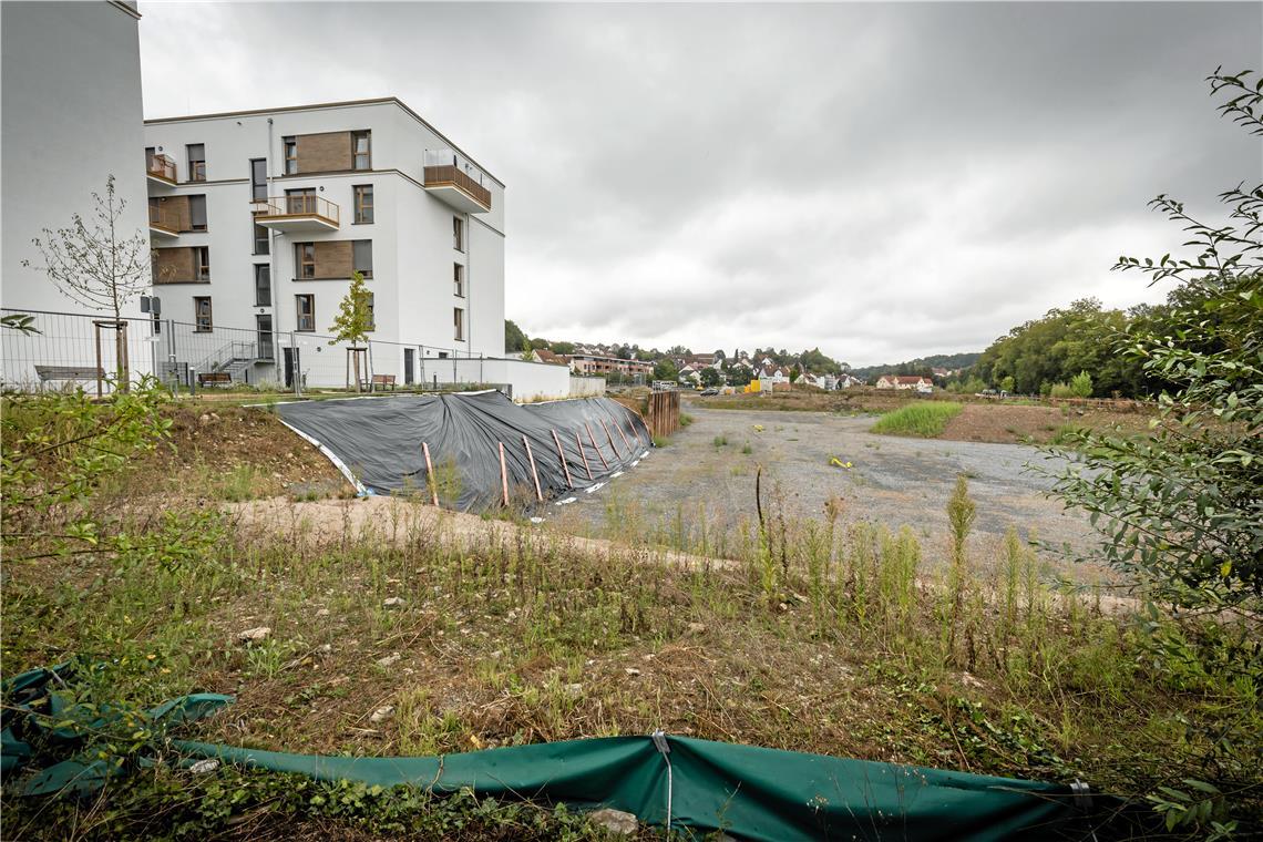 Die Baugruben für die nächsten sieben Gebäude sind neben dem bereits fertiggestellten Pflegeheim schon ausgehoben. Fotos: Alexander Becher