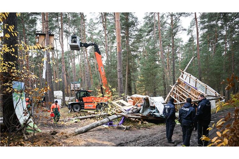 Die Baumhäuser im aufgelösten Tesla-Protestcamp sollen verschwinden. Die Polizei lässt die Reste des Lagers entsorgen.