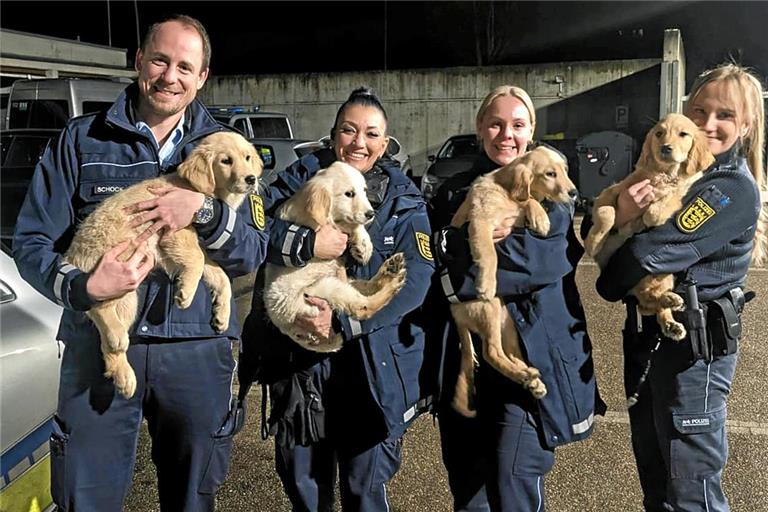 Die Beamten schienen, wie viele Nutzerinnen und Nutzer online, ganz entzückt von den Hundewelpen zu sein. Foto: Polizeipräsidium Aalen