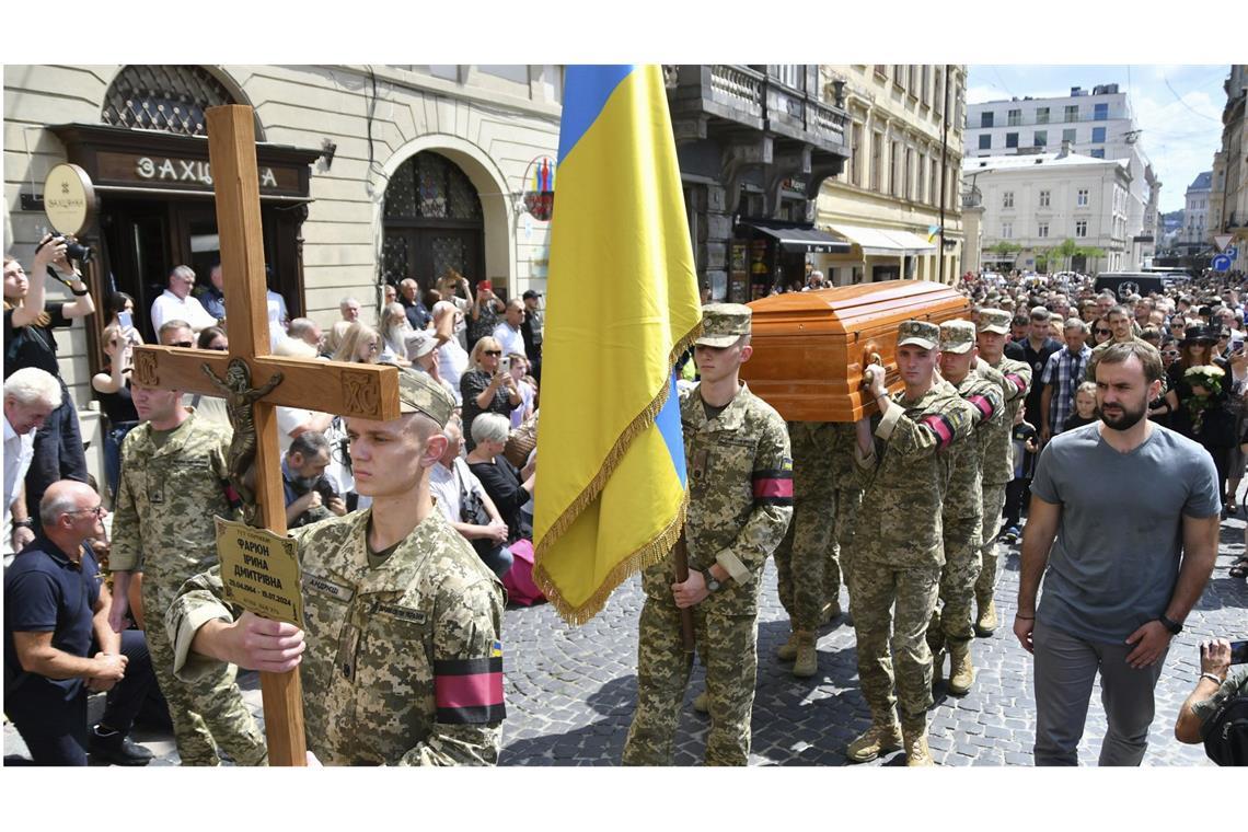 Die Beerdigungszermonie für die ermordete Politikerin Iryna Farion.