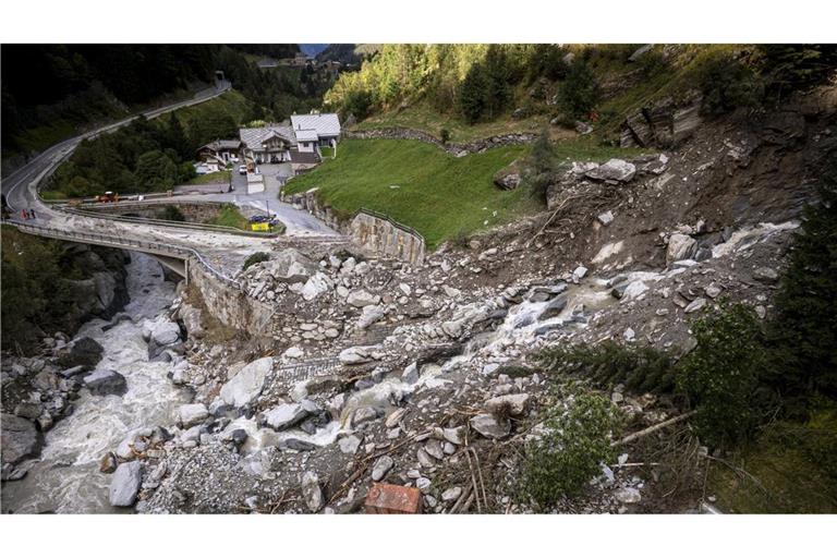 Die Behörden rechnen damit, dass die Route ins Tal noch mindestens bis Anfang der Woche gesperrt bleibt.