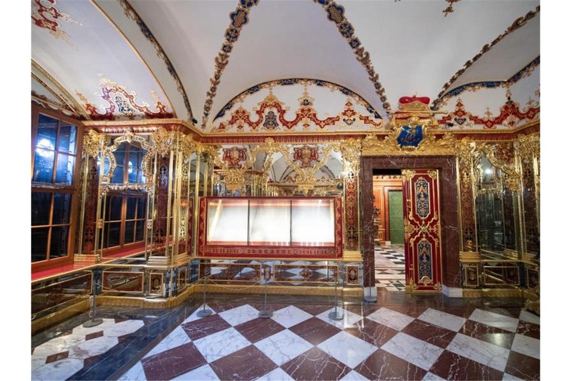 Prozess zu Juwelendiebstahl in Dresden ab 28. Januar Die bei dem Einbruch beschädigte Vitrine im Juwelenzimmer im Historischen Grünen Gewölbe im Dresdner Schloss. Foto: Sebastian Kahnert/dpa-Zentralbild/dpa