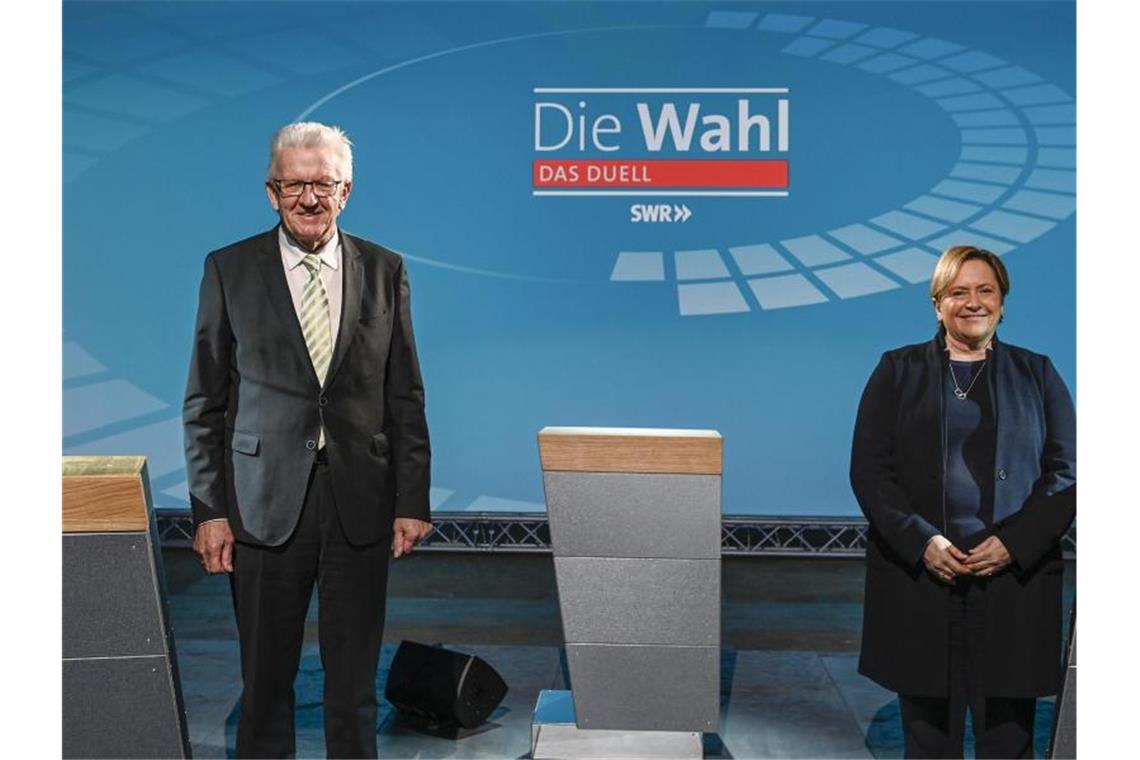 „Papier-Affäre“: Eisenmann und Kretschmann zoffen sich Die beiden baden-württembergischen Spitzenkandidaten zur Landtagswahl Winfried Kretschmann (Bündnis 90/Die Grünen) und Susanne Eisenmann (CDU) vor der Sendung im Wahlstudio. Foto: Patricia Neligan/SWR/dpa