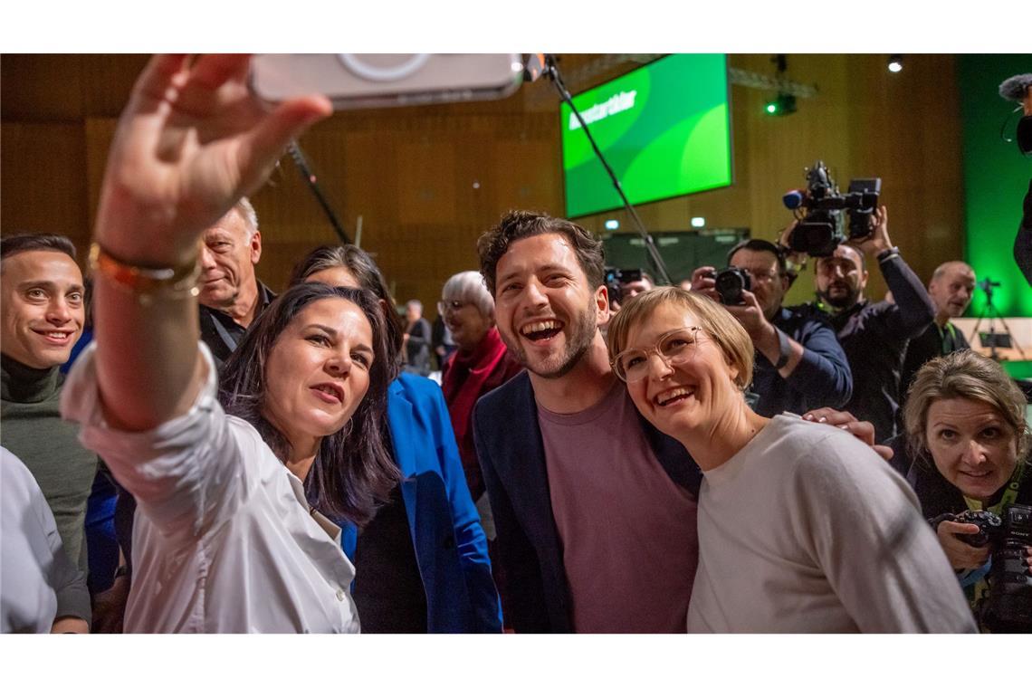 Die beiden neuen Grünen-Chefs und Außenministerin Baerbock beim Selfie.