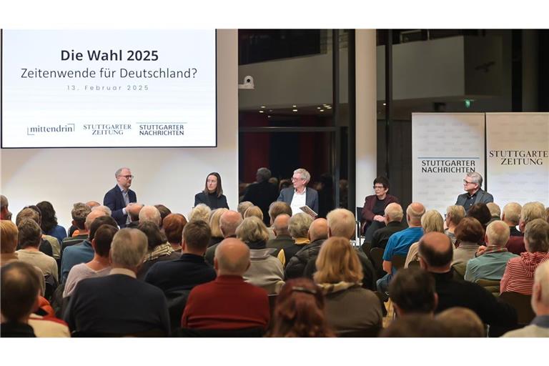 Die beiden Parlamentskorrespondenten von Stuttgarter Zeitung und Nachrichten, Tobias Peter  und Rebekka Wiese diskutierten mit StZ-Chefredakteur Joachim Dorfs, der Journalistin Ursula Weidenfeld und dem  Kommunikations- und Politikwissenschaftler Frank Brettschneider (von links) vor 120 Zuhörern im Haus der Architekten in Stuttgart.