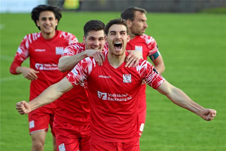 Die beiden Torschützen Marco Rienhardt (vorne) und Mert Tasdelen bejubeln den wichtigen 2:1-Auswärtssieg. Foto: Alexander Hornauer