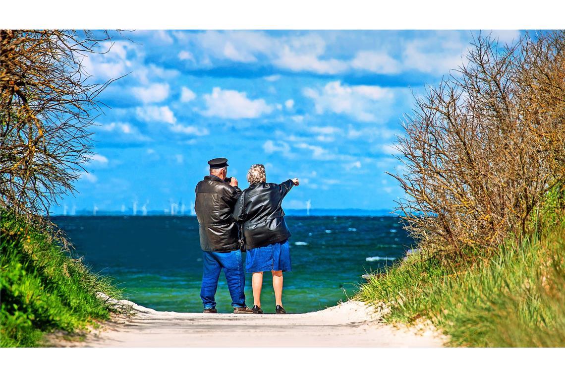 Die beiden tun etwas gegen mögliche Herz-Kreislauf-Erkrankungen: Sie tanken frische Luft und tauschen sich aus.