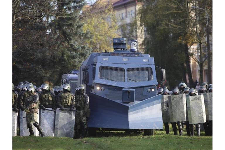 Die belarussische Polizei hat während einer Protestkundgebung der Opposition eine Straßensperre errichtet. Foto: Uncredited/AP/dpa