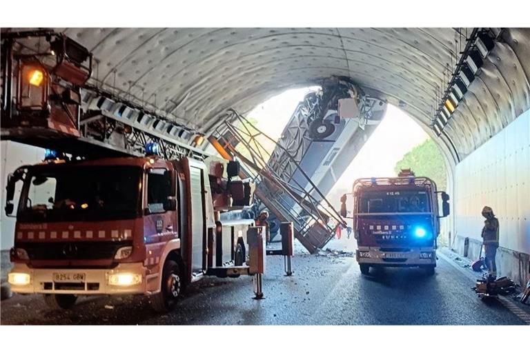 Die Bergung der Passagiere und des Busfahrers war schwierig, weil das Wrack fast senkrecht im Tunnel steckte.