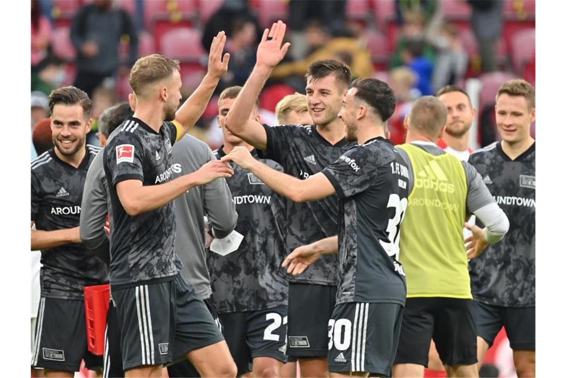 Union im Soll - Fischer: Länderspielpause zur rechten Zeit Die Berliner Mannschaft jubelt nach dem Schlusspfiff. Foto: Torsten Silz/dpa
