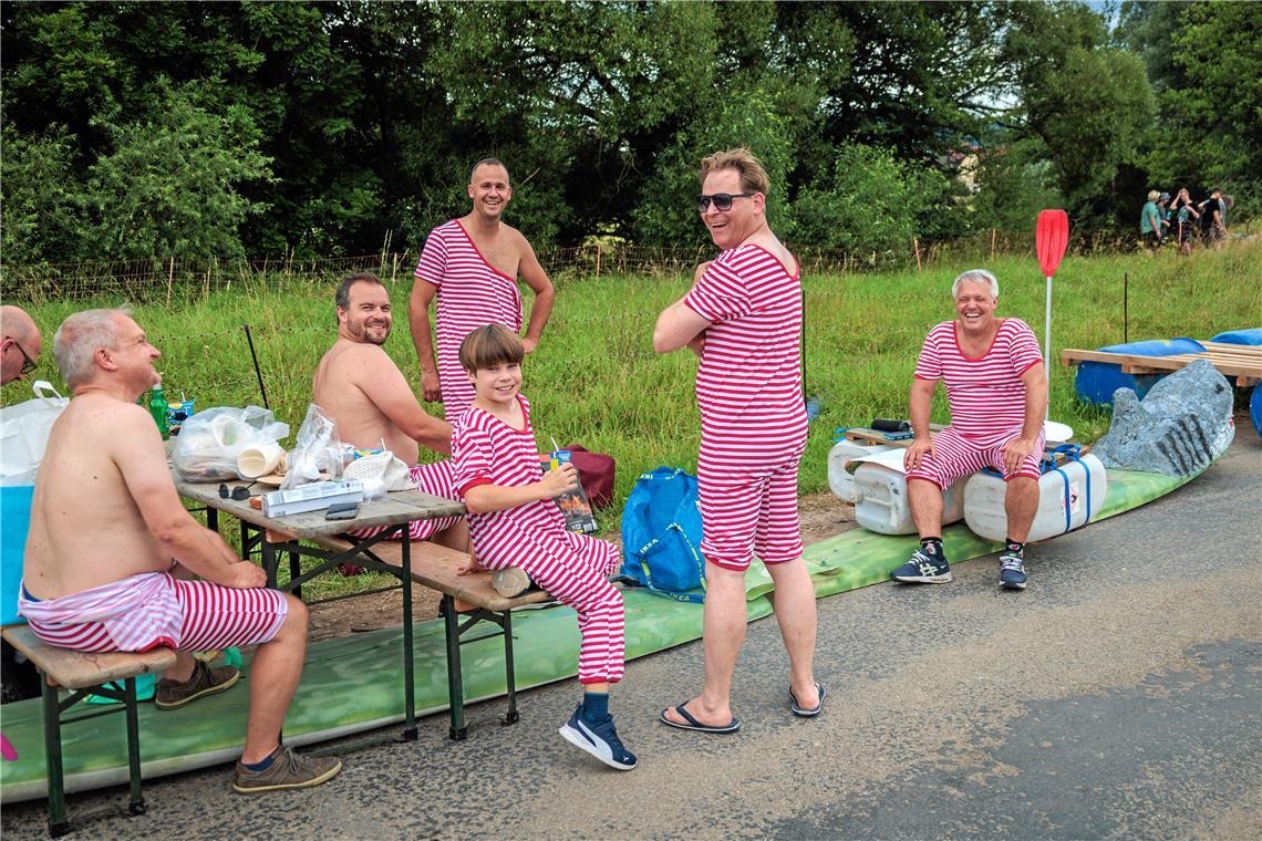 Die Besatzung des Boots Hai-Fisch punktet mit stylischen Outfits.