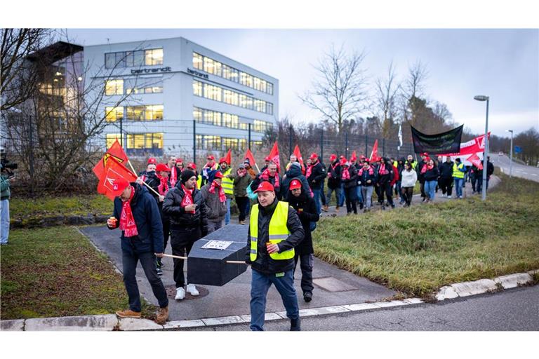 Die Beschäftigten des Standortes Nufringen protestieren am Firmensitz von Bertrandt in Ehningen gegen die Schließung.