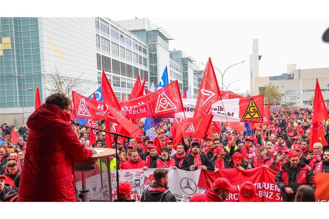 Die Beschäftigten wollen mit den Warnstreiks Druck auf die Arbeitgeber ausüben.