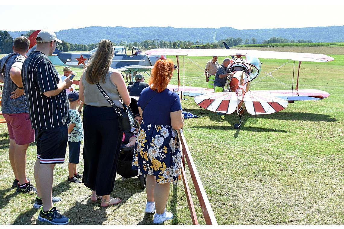 Die Besucher können die Flugzeuge von ganz nah bestaunen. 