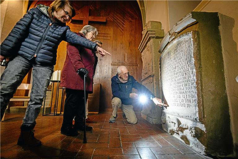 Die Besucher lassen sich die Epitaphien durch Angelika Szöke (rote Jacke) und Manfred Tegenkamp (rechts) erklären. Foto: Alexander Becher