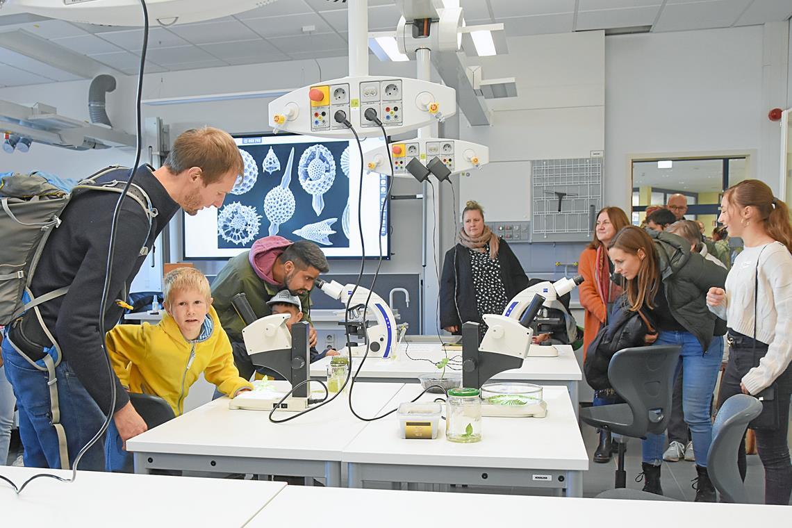 Die Besucher testen die neuen Mikroskope für den Biologieunterricht.