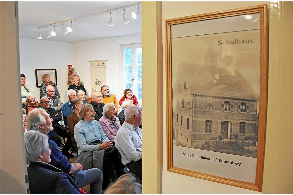 Die Besucherinnen und Besucher lauschen den Geschichten und Erzählungen von Manfred Tegenkamp, der das eine oder andere humorvolle Detail erwähnt. Foto: Tobias Sellmaier