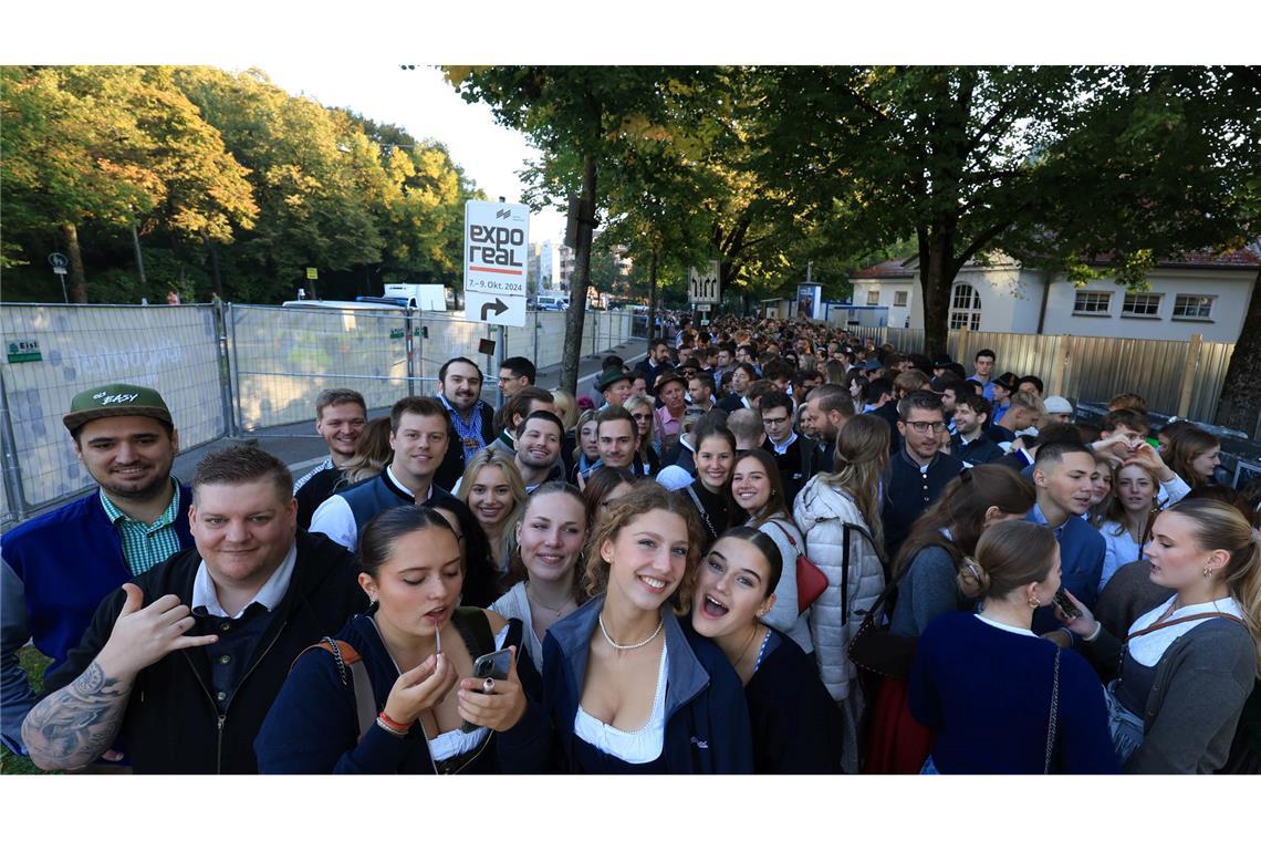 Die Besucherinnen und Besucher warteten schon vor dem Eingang.