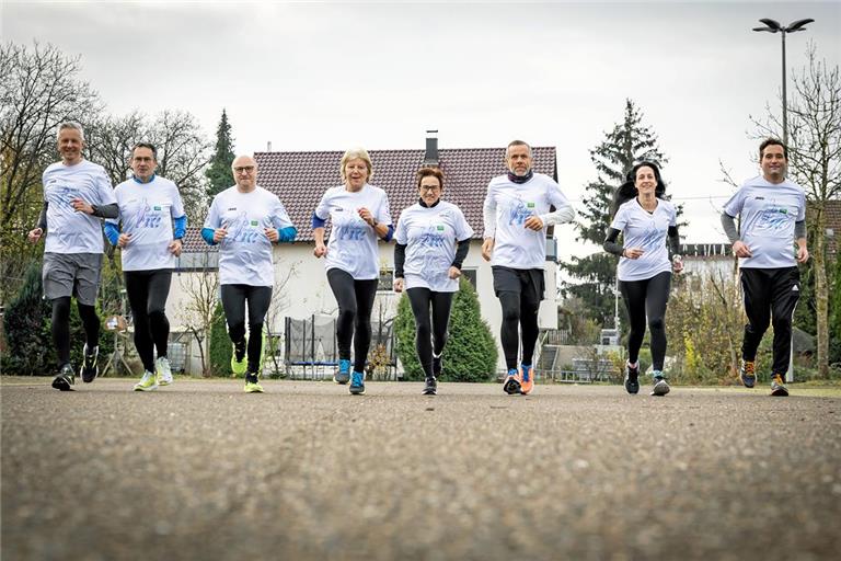 Die Betreuerinnen und Betreuer sowie die Kursleiterin bilden bei Laufend BKZ ein starkes Team. Wolfgang Klenk, Peter Thieg, Franco Jans-Ganci, Brigitte Würfel, Ulrike Bäßler, Achim Wöhrle, Karin Heinrich und Steffen Grün (von links) sowie die beim Fototermin verhinderte Petra Börner bereiten ihre Schützlinge auf den Backnanger Silvesterlauf vor. Foto: Alexander Becher