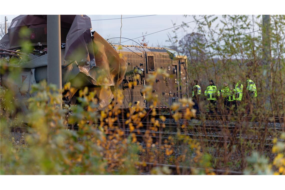 Die betroffene Bahnstrecke zwischen Köln und Aachen bleibt wohl tagelang gesperrt.