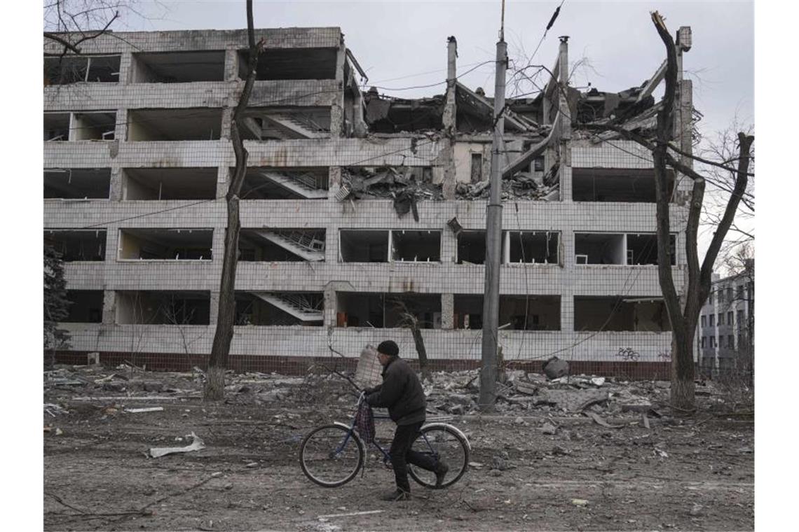 Krieg gegen die Ukraine: So ist die Lage „Die Bilder von Grosny und von Aleppo - so sieht Mariupol im Augenblick aus“, sagt der Vize-Bürgermeister der belagerten Stadt. Foto: Evgeniy Maloletka/AP/dpa