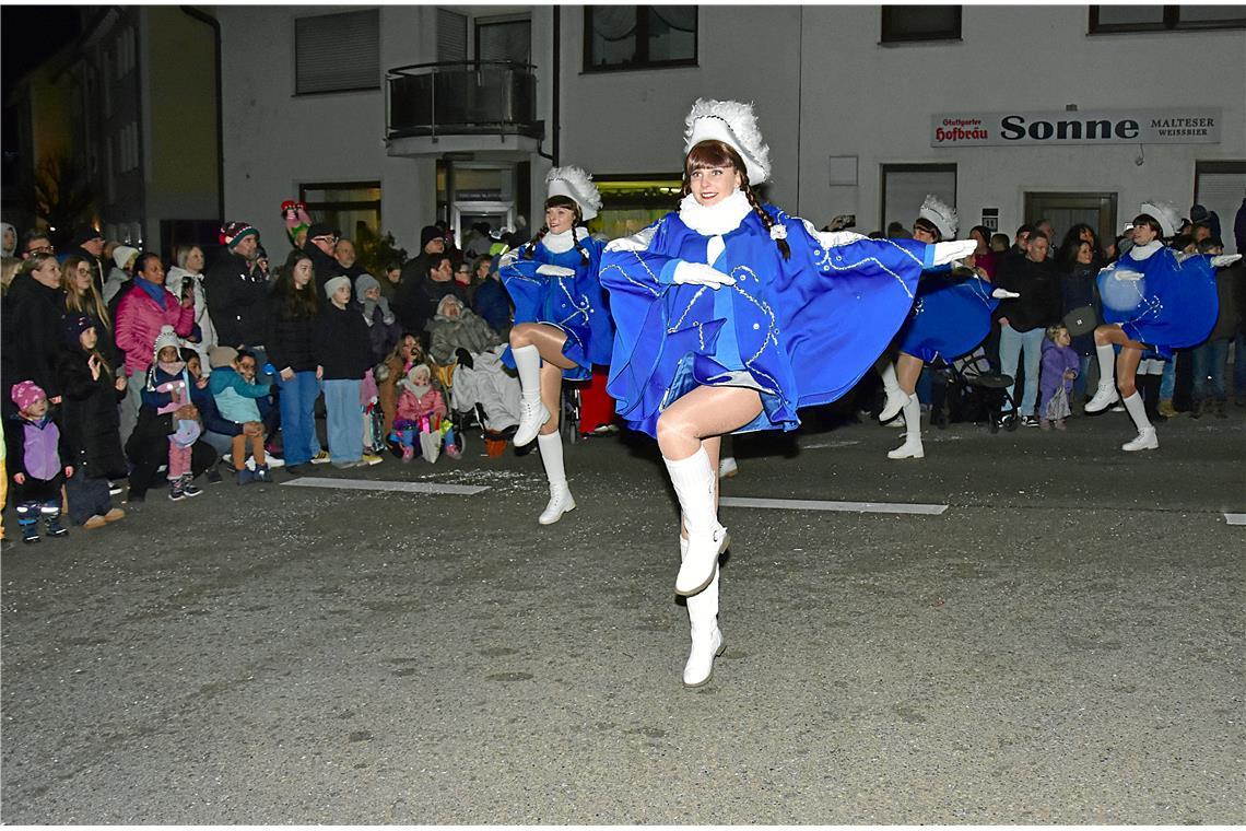 Die blaue Garde des Unterweissacher Carneval Clubs UCC tanzt durch die Straßen. ...