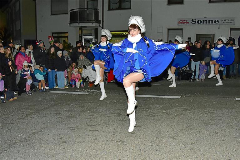 Die blaue Garde des Unterweissacher Carnevals-Clubs tanzt durch die Straßen.