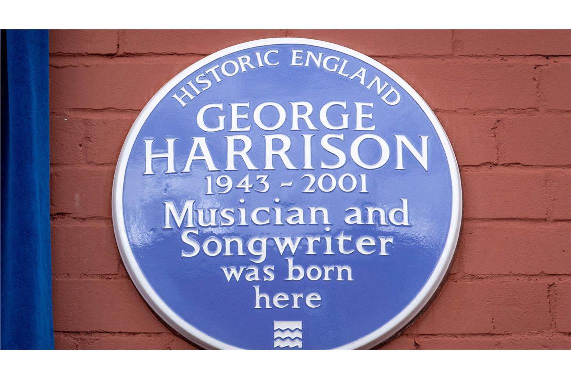 Die blaue Gedenktafel erinnert an George Harrison.