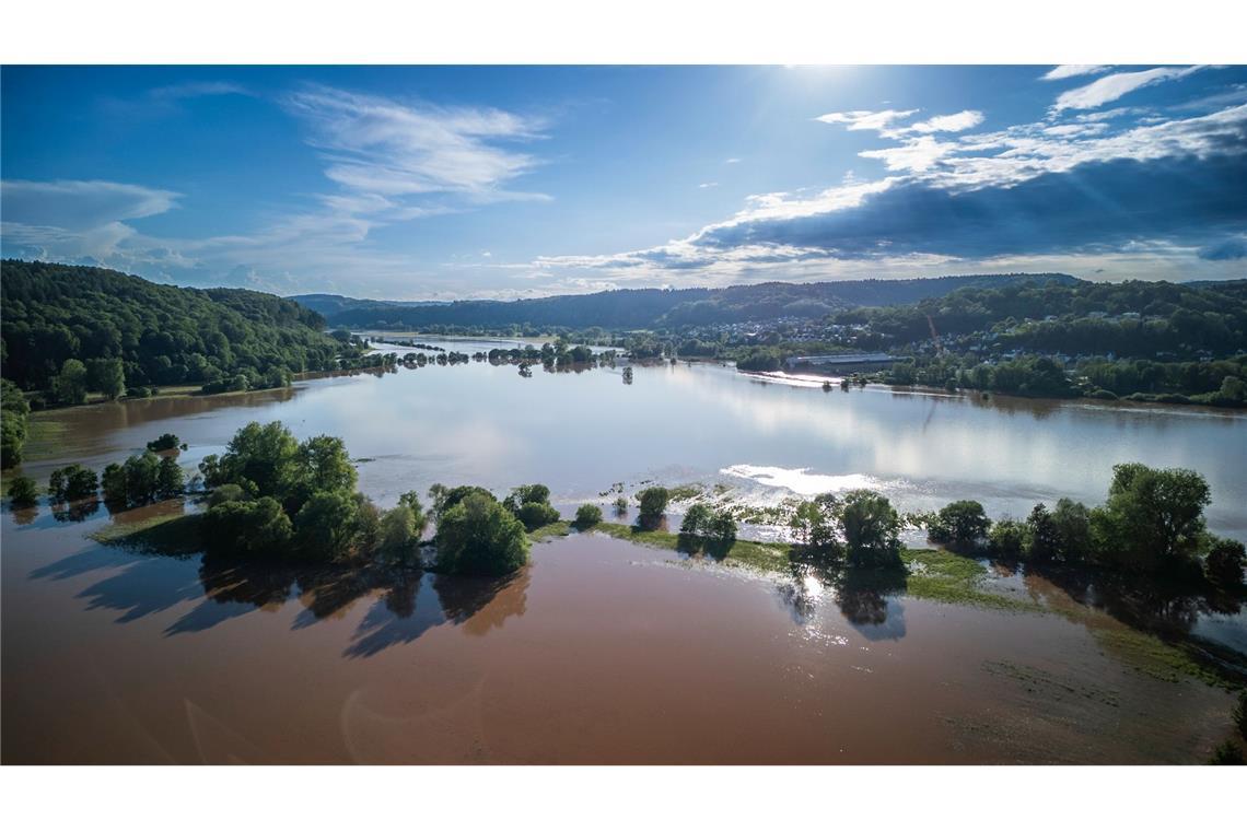 Die Blies, ein knapp 100 km langer Nebenfluss der Saar, hat sich in Folge des Hochwassers zu einer Seenplatte ausgeweitet.