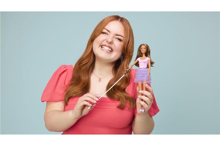 Die blinde Rundfunksprecherin und Behindertenaktivistin Lucy Edwards, hält die erste blinde Barbie in der Hand, die der Spielzeughersteller Mattel als jüngste Ausgabe seiner wachsenden Kollektion integrativer Puppen herausbringt.