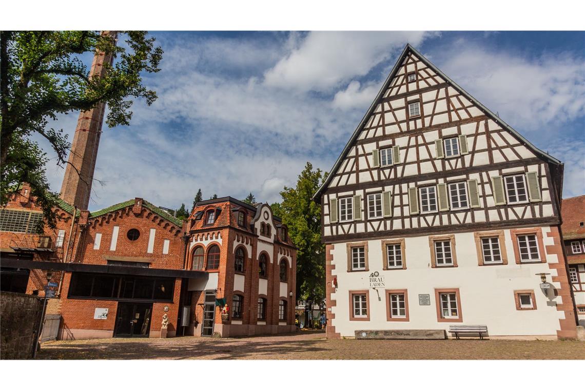 Die Brauerei und Häuser der Stadt Alpirsbach im Schwarzwald.