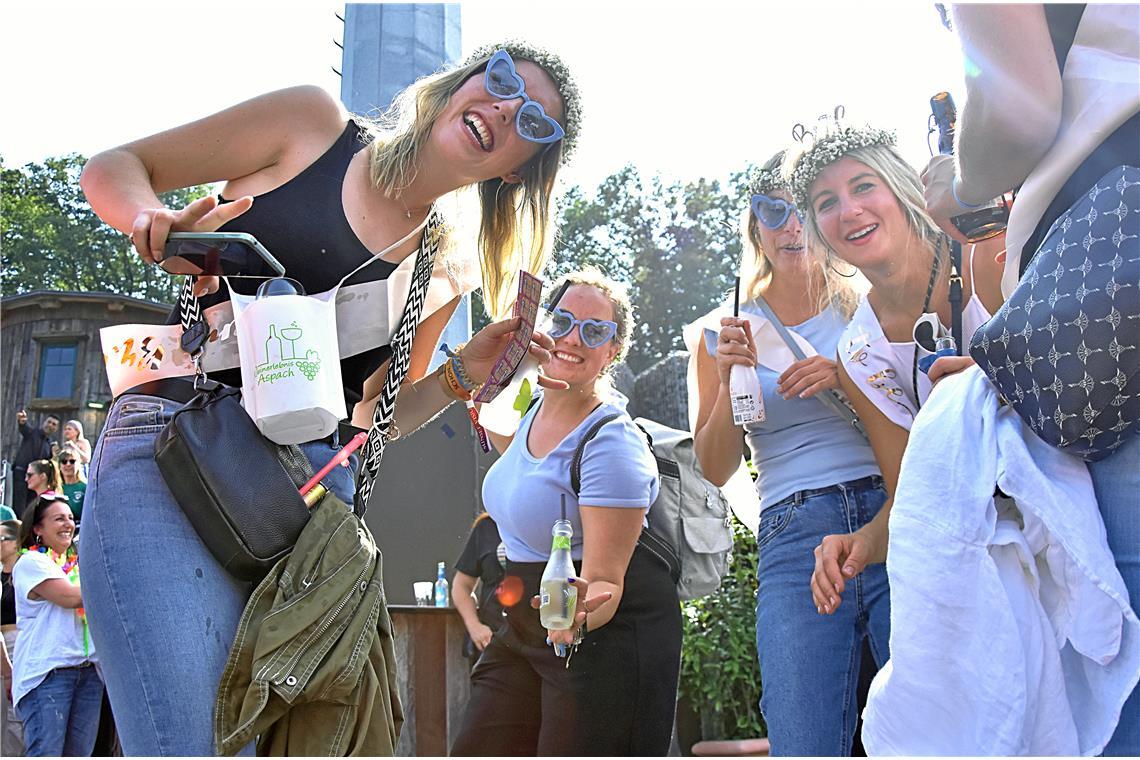 Die Braut (rechts) nimmt die Party in Aspach zum Anlass für ihren Junggesellinne...