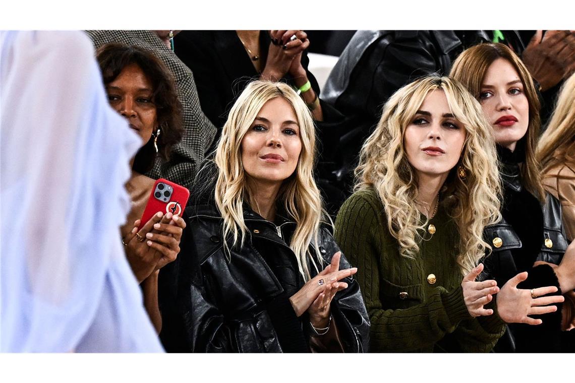 Die Britin Sienna Miller (links) ist nicht nur bei der Londoner Fashion Week ein vertrautes Gesicht – auch die Schauen in Paris lässt sich die Schauspielerin und Fashionista nicht entgehen.