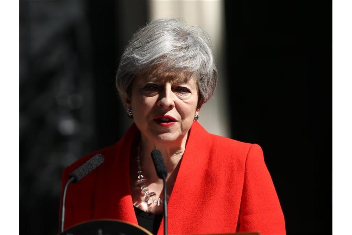 May tritt zurück - Johnson will neuer Premier werden Die britische Premierministerin Theresa May gibt ein Statement vor der 10 Downing Street ab. May will ihr Amt als Parteichefin am 7. Juni abgeben. Foto: Yui Mok/PA Wire