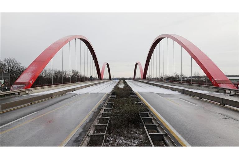 Die Brücke der Bundesautobahn auf der A42 über den Rhein-Herne Kanal ist wegen Brückenmängel in beide Richtungen gesperrt.